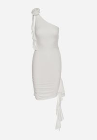 Born2be - Biała Asymetryczna Sukienka z Aplikacją 3D w Kształcie Kwiatu z Marszczeniem i Trenem Ecadia. Okazja: na co dzień. Kolor: biały. Wzór: aplikacja, kwiaty. Typ sukienki: asymetryczne. Styl: casual, elegancki #6