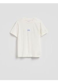 Reserved - Bawełniany t-shirt - złamana biel. Materiał: bawełna