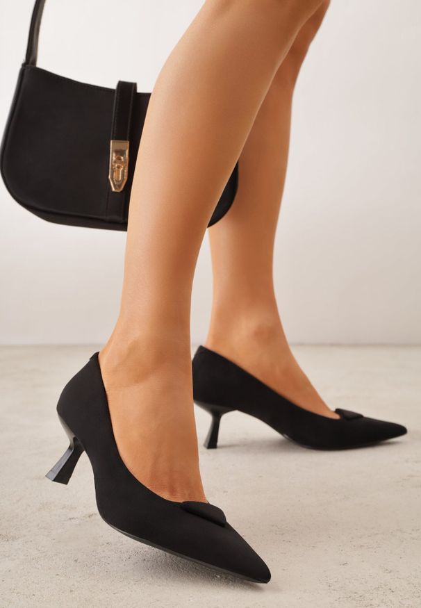 Born2be - Czarne Czółenka VICES na Kaczuszce z Trójkątną Aplikacją na Nosku Zenia. Okazja: na co dzień. Kolor: czarny. Materiał: jeans. Wzór: aplikacja. Obcas: na szpilce. Styl: casual, klasyczny, elegancki. Wysokość obcasa: średni