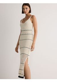 Reserved - Dzianinowa sukienka maxi na ramiączkach - kremowy. Kolor: kremowy. Materiał: dzianina. Długość rękawa: na ramiączkach. Długość: maxi #1