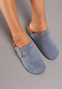 Renee - Niebieskie Klapki w Stylu Mules na Korkowej Podeszwie ze Sprzączką Patala. Okazja: na co dzień. Kolor: niebieski. Materiał: len. Styl: casual, elegancki, wizytowy