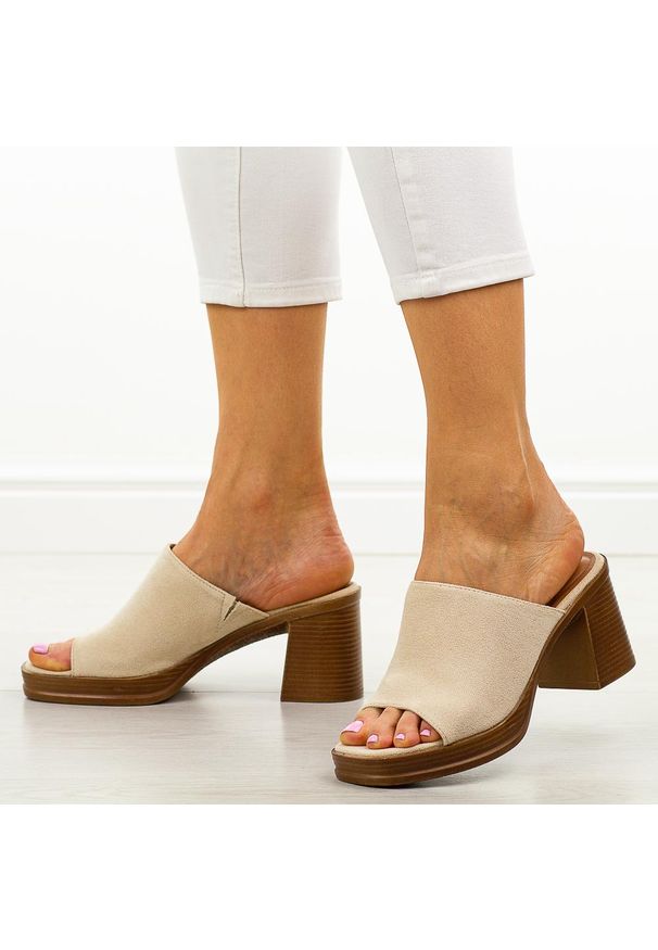 POTOCKI - Beżowe klapki damskie na słupku Potocki 54309. Okazja: na spacer, na co dzień, do pracy. Kolor: beżowy. Materiał: zamsz. Sezon: wiosna, lato. Obcas: na słupku. Styl: casual, elegancki, klasyczny, wakacyjny