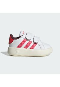 Buty Adidas Disney Minnie Mouse Grand Court 2.0 Infants. Kolor: czerwony, różowy, biały, wielokolorowy. Materiał: materiał. Wzór: motyw z bajki. Sport: turystyka piesza
