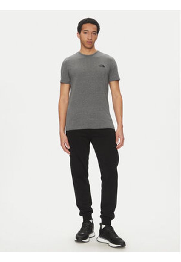 The North Face T-Shirt Simple Dome Tee NF0A2TX5 Szary Regular Fit. Kolor: szary. Materiał: syntetyk