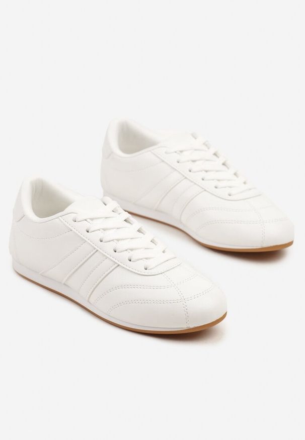 Renee - Białe Sneakersy Typu Tenisówki z Paseczkami Liantina. Okazja: na co dzień. Zapięcie: pasek. Kolor: biały. Materiał: jeans. Wzór: paski