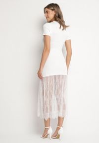 Born2be - Biała Prążkowana Sukienka z Koronkowym Dołem Vilzedi. Kolor: biały. Materiał: koronka, prążkowany. Typ sukienki: proste. Styl: glamour, elegancki #4