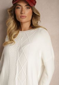 Renee - Biała Sweterkowa Sukienka o Pudełkowym Kroju z Tłoczonym Splotem Sinelita. Okazja: na co dzień. Kolor: biały. Wzór: ze splotem. Styl: elegancki, casual #5