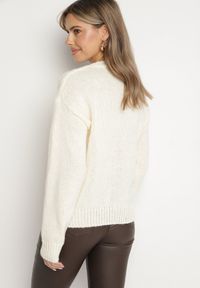 Born2be - Jasnobeżowy Sweter z Wełną Ściągaczem i Tłoczeniem Riavonnae. Okazja: na co dzień. Kolor: beżowy. Materiał: wełna. Styl: wizytowy, klasyczny, casual, elegancki #4