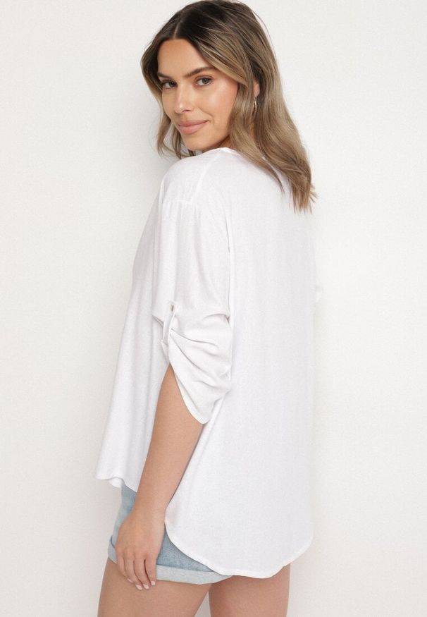 Born2be - Biała Bluzka z Lnem o Kroju Oversize Zdobiona Metaliczną Aplikacją Soffie. Okazja: na co dzień. Typ kołnierza: dekolt w serek. Kolor: biały. Materiał: len. Wzór: aplikacja. Styl: casual, klasyczny