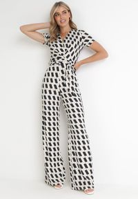 Born2be - Beżowy Kombinezon w Geometryczny Wzór z Długimi Nogawkami i Materiałowym Paskiem Marty. Kolor: beżowy. Materiał: materiał. Długość rękawa: krótki rękaw. Długość: długie. Wzór: geometria. Sezon: wiosna, lato #5