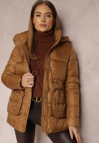 Renee - Brązowa Kurtka Pikowana Ściągana w Talii Althomene. Okazja: na co dzień. Kolor: brązowy. Długość rękawa: długi rękaw. Długość: długie. Styl: casual #3