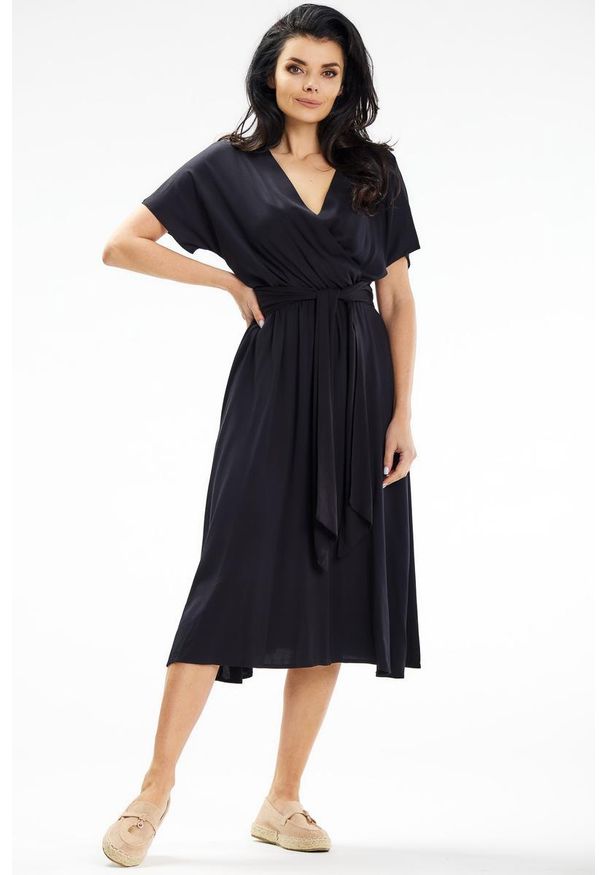 Awama - Rozkloszowana sukienka midi z kopertową górą czarna. Okazja: na co dzień. Kolor: czarny. Typ sukienki: kopertowe. Styl: casual. Długość: midi
