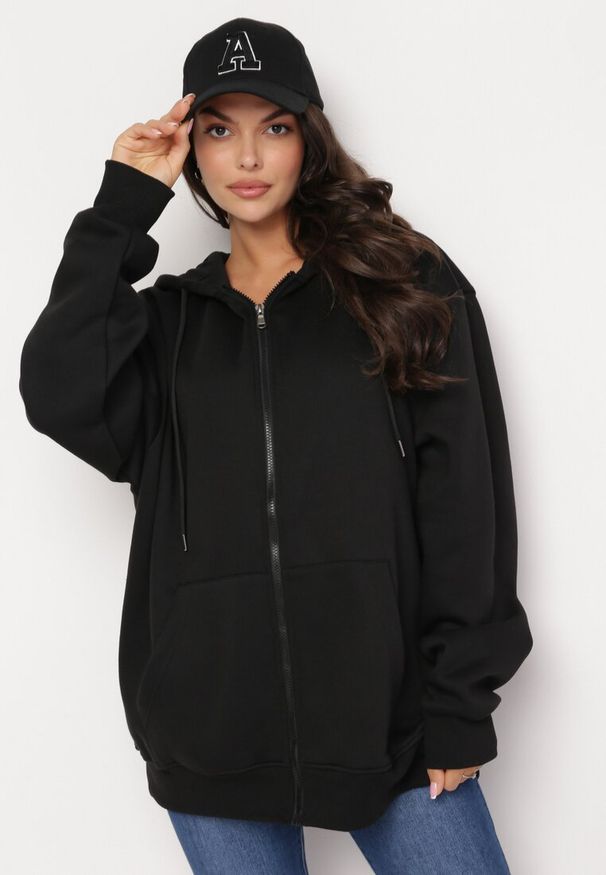 Born2be - Czarna Bluza z Kapturem Kassica. Okazja: na co dzień. Typ kołnierza: kaptur. Kolekcja: plus size. Kolor: czarny. Materiał: polar, dzianina. Długość rękawa: długi rękaw. Długość: długie. Styl: casual, klasyczny