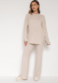 Born2be - Jasnobeżowy Komplet z Bawełną i Wełną Sweter z Guzikami i Proste Spodnie Reisadia. Kolor: beżowy. Materiał: wełna, bawełna #1