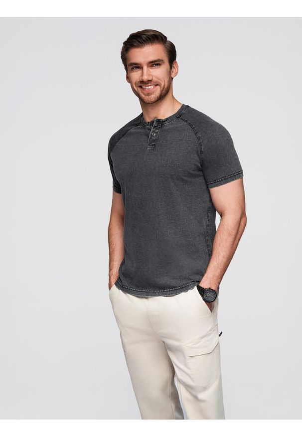 Ombre Clothing - T-shirt męski z efektem sprania i guzikami przy dekolcie – czarny V1. Okazja: na co dzień. Kolor: czarny. Materiał: dzianina, bawełna. Długość rękawa: raglanowy rękaw. Długość: krótkie. Sezon: lato. Styl: casual, vintage, klasyczny, elegancki