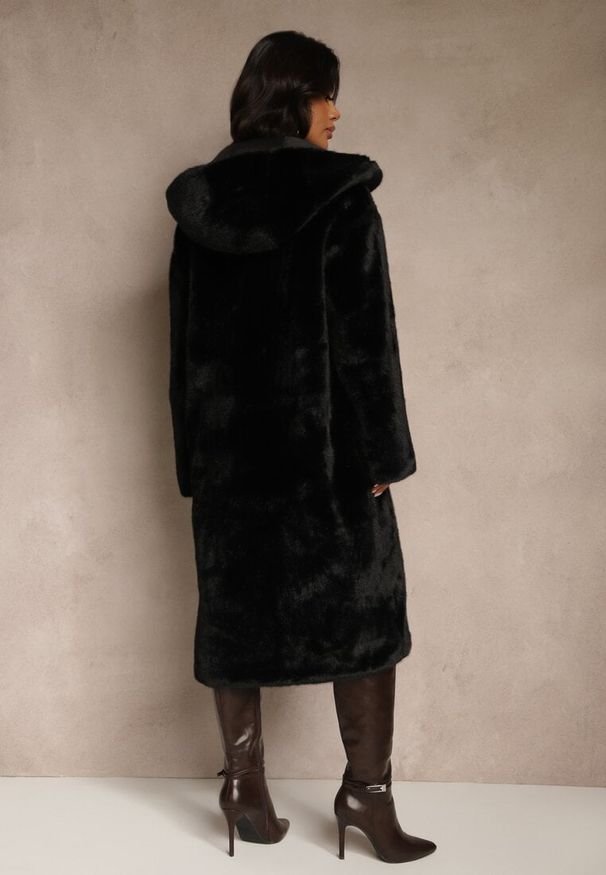 Renee - Czarny Płaszcz z Pluszowego Futerka z Kapturem Zereva. Okazja: na co dzień. Typ kołnierza: kaptur. Kolor: czarny. Materiał: futro. Długość: długie. Styl: casual, elegancki, sportowy