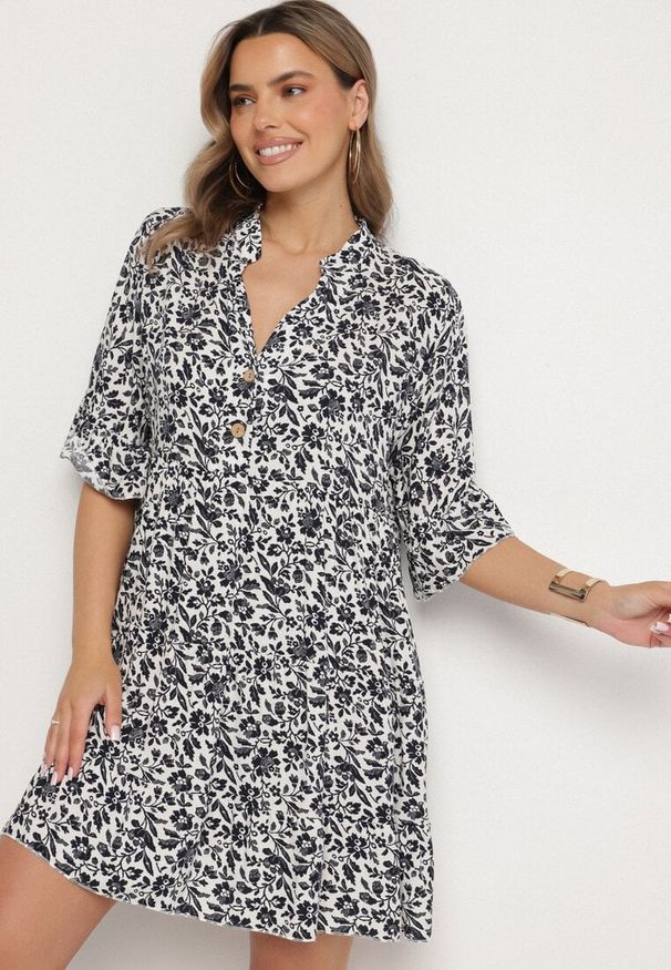 Born2be - Biało-Granatowa Bawełniana Sukienka w Kwiaty o Rozkloszowanym Kroju Jenaleira. Okazja: na co dzień. Typ kołnierza: dekolt w serek. Kolor: biały. Materiał: bawełna. Długość rękawa: krótki rękaw. Wzór: kwiaty. Styl: klasyczny, casual