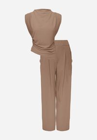 Renee - Jasnobrązowy Komplet Bluzka z Poduszkami w Ramionach i Proste Spodnie z Gumką w Pasie Divanes. Kolor: brązowy #5