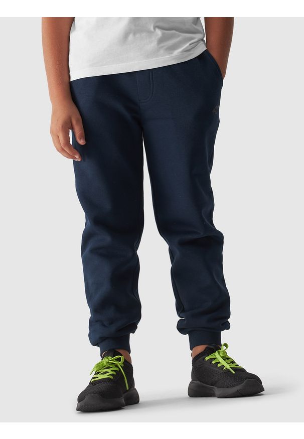 4f - 4F Spodnie dresowe joggery chłopięce - granatowe 140 (9-10 lat). Okazja: na co dzień. Kolor: niebieski. Materiał: dresówka. Wzór: gładki, ze splotem. Sezon: lato. Styl: casual, sportowy