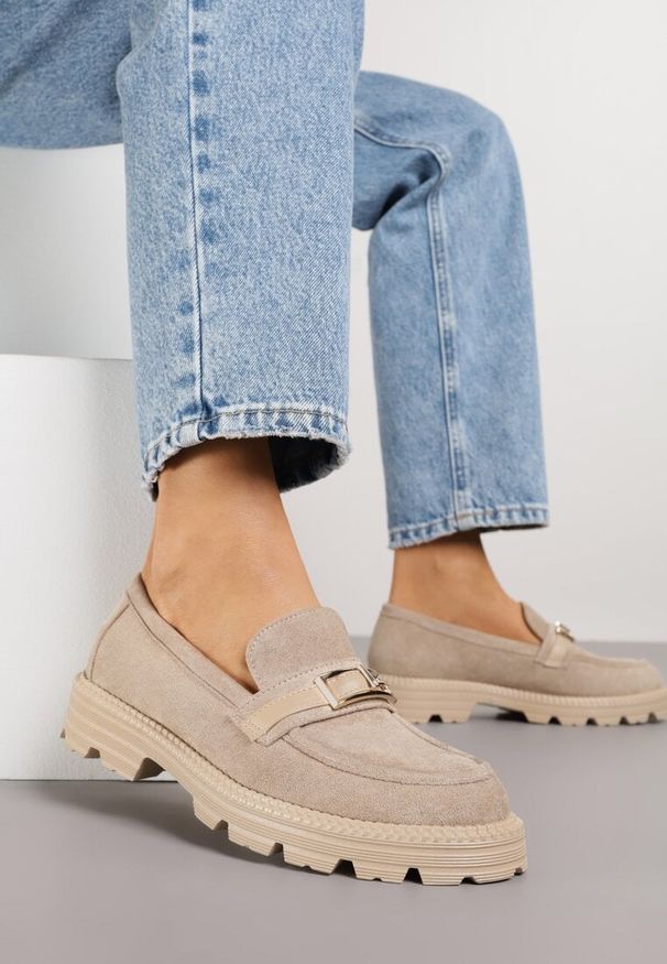 Renee - Beżowe Mokasyny z Metaliczną Klamrą Glitterfly. Okazja: na co dzień. Zapięcie: klamry. Kolor: beżowy. Materiał: jeans. Styl: casual, elegancki