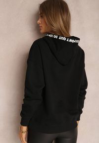 Renee - Czarna Bluza z Kapturem Vasilija. Typ kołnierza: kaptur. Kolor: czarny. Materiał: polar, tkanina, dzianina, dresówka, bawełna. Wzór: nadruk
