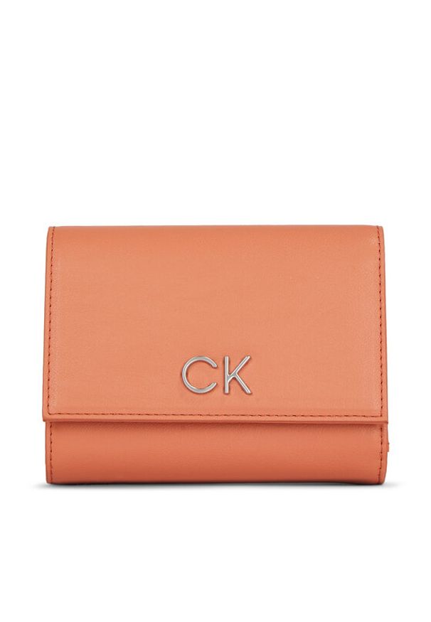 Calvin Klein Portfel damski Re-Lock Trifold Md K60K608994 Brązowy. Kolor: brązowy
