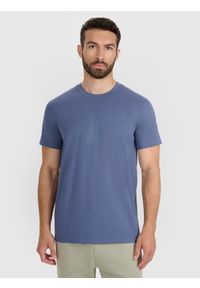 4f - 4F T-shirt regular z nadrukiem męski - granatowy L. Okazja: na co dzień. Kolor: niebieski. Materiał: dzianina, jersey, bawełna. Długość rękawa: krótki rękaw. Długość: krótkie. Wzór: nadruk. Styl: casual, sportowy, klasyczny