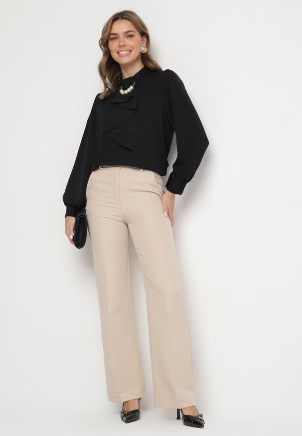 Born2be - Czarna Bluzka Ozdobiona Falbaną i Perełkami Dorretia. Okazja: na co dzień, na spotkanie biznesowe. Kolor: czarny. Materiał: jeans. Wzór: aplikacja. Styl: biznesowy, elegancki, casual