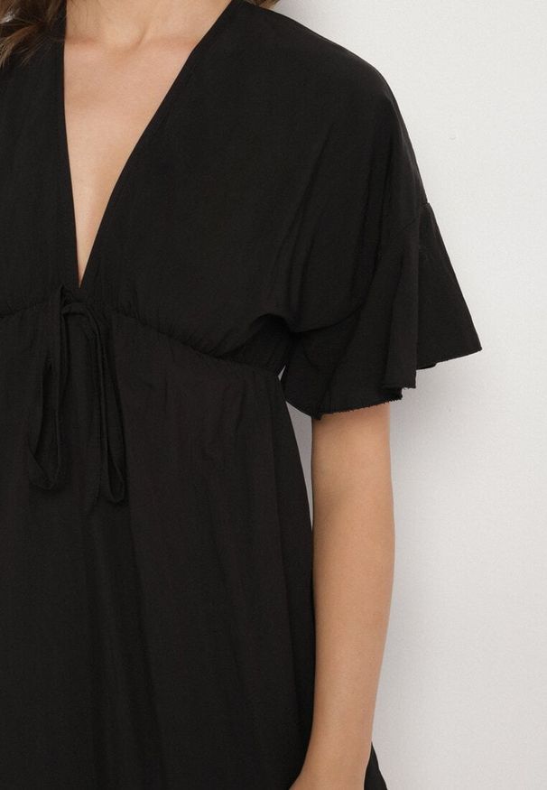 Born2be - Czarna Nietoperzowa Sukienka z Wiskozą o Rozkloszowanym Kroju z Falbanką Tullimi. Okazja: na co dzień. Typ kołnierza: dekolt w kształcie V. Kolor: czarny. Materiał: wiskoza. Styl: casual, elegancki