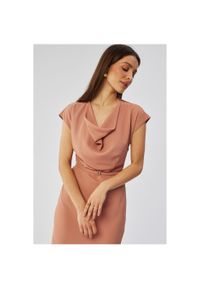 Stylove - Elegancka asymetryczna sukienka z dekoltem woda różana. Typ kołnierza: dekolt woda. Kolor: różowy. Typ sukienki: asymetryczne. Styl: elegancki #2