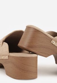 Renee - Beżowe Klapki Drewniaki o Fasonie Loafersów z Ozdobnymi Nitami Sargita. Okazja: na co dzień. Kolor: beżowy. Materiał: skóra. Wzór: haft. Styl: casual, elegancki #2