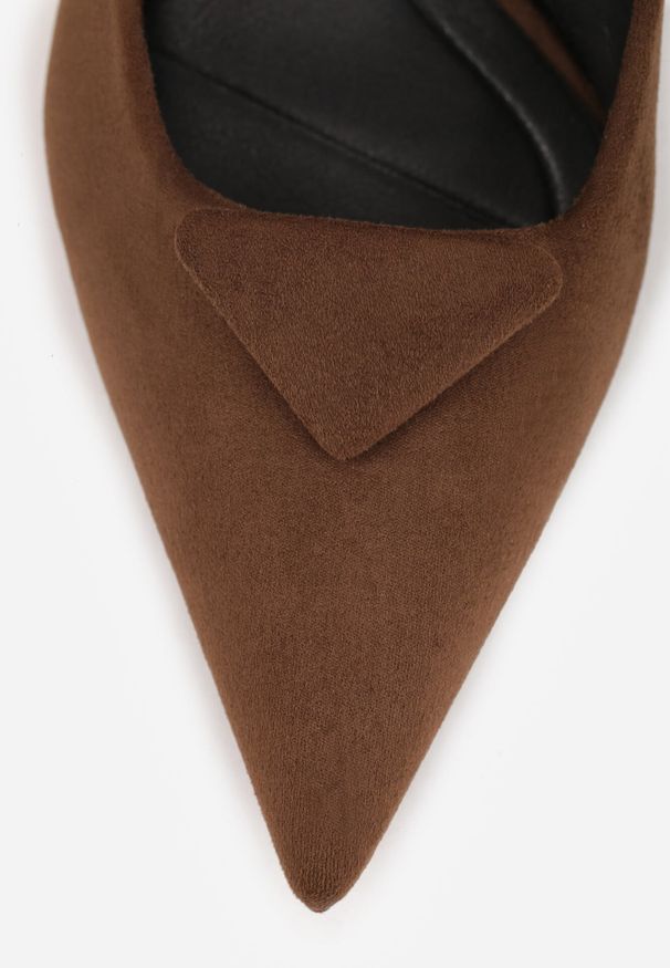 Born2be - Brązowe Czółenka VICES na Kaczuszce z Trójkątną Aplikacją na Nosku Zenia. Okazja: na co dzień. Kolor: brązowy. Materiał: jeans. Wzór: aplikacja. Obcas: na szpilce. Styl: casual, klasyczny, elegancki. Wysokość obcasa: średni