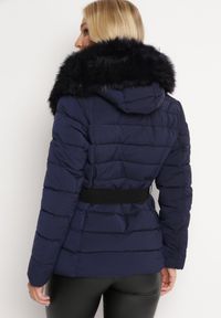 Born2be - Granatowa Kurtka Pikowana z Paskiem Hledde. Kolor: niebieski. Materiał: futro. Wzór: aplikacja. Styl: klasyczny #5