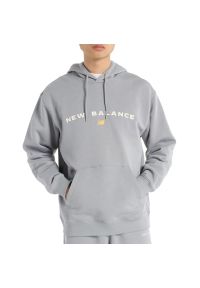 Bluza New Balance MT51516YST - szara. Kolor: szary. Materiał: dresówka, bawełna, materiał, poliester. Wzór: napisy, aplikacja. Styl: klasyczny