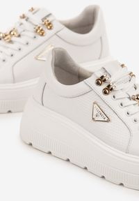 Born2be - Białe Sneakersy na Grubej Podeszwie ze Skóry Naturalnej z Trójkątną Ozdobą Dollassea. Okazja: na co dzień. Kolor: biały. Materiał: skóra. Wzór: aplikacja #3