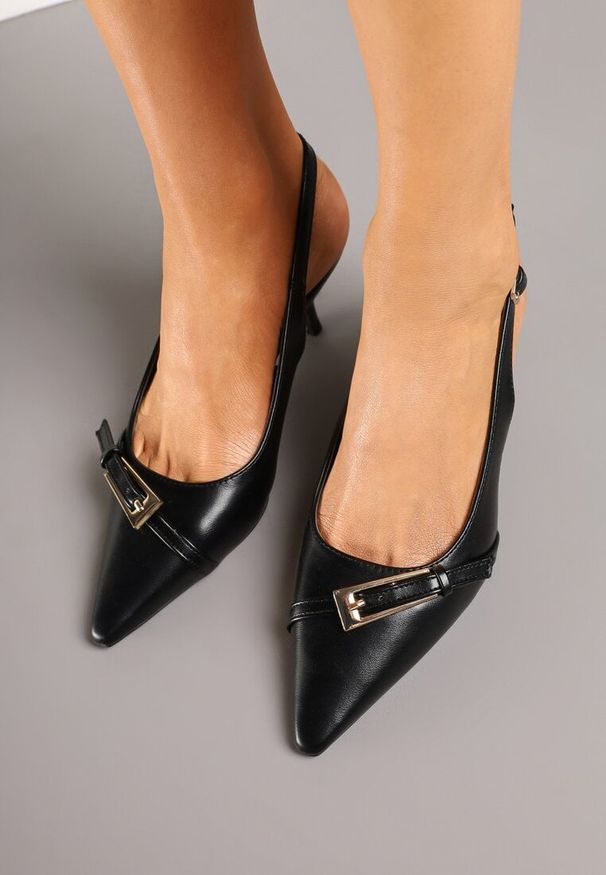 Renee - Czarne Sandały na Szpilce Typu Slingback Ozdobione Paskiem z Klamrą Karilen. Okazja: na co dzień. Nosek buta: szpiczasty. Zapięcie: klamry. Kolor: czarny. Materiał: jeans. Wzór: aplikacja. Obcas: na szpilce. Styl: elegancki, klasyczny, casual
