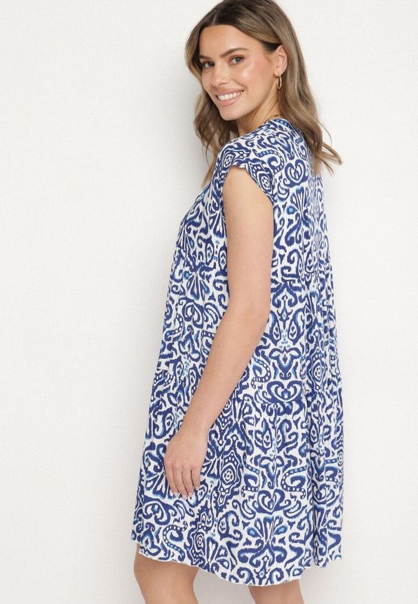 Born2be - Niebieska Bawełniana Sukienka o Rozkloszowanym Kroju Oversize Liravina. Okazja: na co dzień. Typ kołnierza: dekolt w serek. Kolor: niebieski. Materiał: bawełna. Typ sukienki: oversize. Styl: casual, elegancki, klasyczny