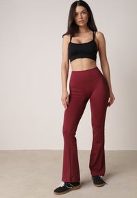 Born2be - Bordowe Legginsy Typu Dzwony z Wysokim Stanem Orralise. Okazja: na co dzień. Stan: podwyższony. Kolor: czerwony. Styl: casual #1