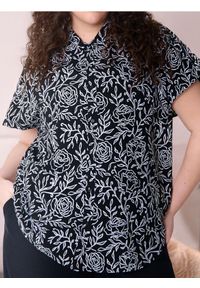 Sinsay - Wiskozowa bluzka w kwiaty PLUS SIZE - czarny. Kolekcja: plus size. Kolor: czarny. Materiał: wiskoza. Wzór: kwiaty