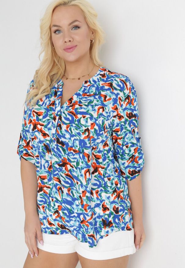 Born2be - Niebieska Bluzka w Kwiaty z Długim Rękawem i Rozszerzanym Dołem Trenusi. Kolekcja: plus size. Kolor: niebieski. Długość rękawa: długi rękaw. Długość: długie. Wzór: kwiaty