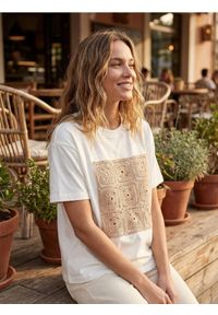 Sinsay - Bawełniana koszulka z aplikacją 3D - kremowy. Kolor: kremowy. Materiał: bawełna. Wzór: aplikacja #1