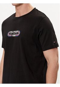 TOMMY HILFIGER - Tommy Hilfiger T-Shirt Track Graphic MW0MW34429 Czarny Regular Fit. Kolor: czarny. Materiał: bawełna #5