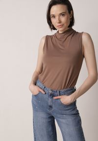 Born2be - Brązowa Gładka Bluzka Bez Rękawów z Półgolfem Nedivra. Okazja: na co dzień, na spotkanie biznesowe, do pracy. Kolor: brązowy. Materiał: poliester, elastan, materiał, jeans. Długość rękawa: bez rękawów. Wzór: gładki. Styl: casual, biznesowy, elegancki, klasyczny #1
