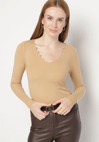 Born2be - Ciemnobeżowy Dopasowany Sweter z Nieregularnym Dekoltem w Serek Fenarela. Okazja: na co dzień, do pracy, na spotkanie biznesowe. Typ kołnierza: dekolt w serek. Kolor: beżowy. Materiał: jeans. Styl: biznesowy, casual #7