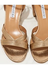 AQUAZZURA - Złote sandały na obcasie Ari. Nosek buta: okrągły. Zapięcie: pasek. Kolor: beżowy. Wzór: paski. Obcas: na obcasie. Wysokość obcasa: średni