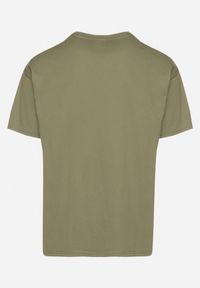 Born2be - Ciemnozielona Bawełniana Koszulka T-shirt w Stylu Basic Malorisa. Okazja: na co dzień. Kolor: brązowy. Materiał: bawełna. Styl: klasyczny, casual, elegancki #4