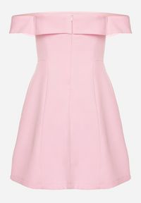 Born2be - Jasnoróżowa Taliowana Sukienka z Dekoltem Bandeau z Zakładką Zelzemis. Kolor: różowy. Styl: klasyczny, elegancki #6