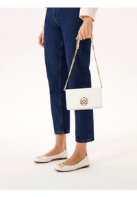 Kazar - Minimalistyczna skórzana torebka na łańcuszku. Kolor: biały. Materiał: skórzane. Styl: wizytowy, klasyczny, elegancki. Rodzaj torebki: na ramię #6