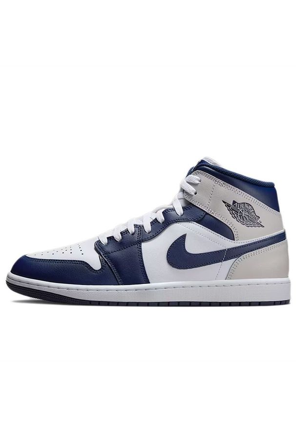 Buty męskie Air Jordan 1 Mid DQ8426-146 - biało-granatowe. Kolor: niebieski, wielokolorowy, biały. Materiał: guma, syntetyk, skóra, materiał. Szerokość cholewki: normalna