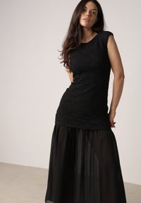 Born2be - Czarna Sukienka Ażurowa z Usztywnioną Linią Ramion i Przezroczystym Dołem Semiriel. Kolor: czarny. Materiał: zamsz. Wzór: ażurowy. Styl: elegancki, klasyczny #8